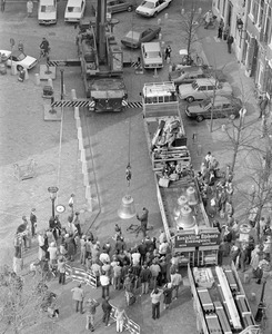 884816 Afbeelding van de vrachtwagen met oplegger, met daarop de nieuwe luidklokken voor de Domtoren (Domplein) te ...